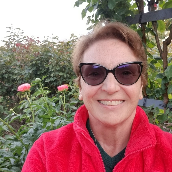 Meet your Posher, Janet - Picture 3 of 3